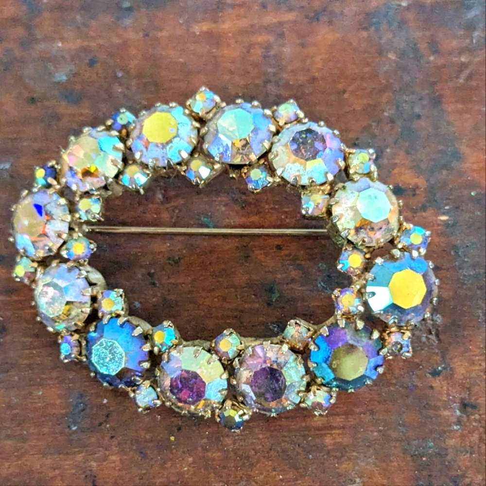 KARU arke inc. Vintage brooch, aurora borealis.